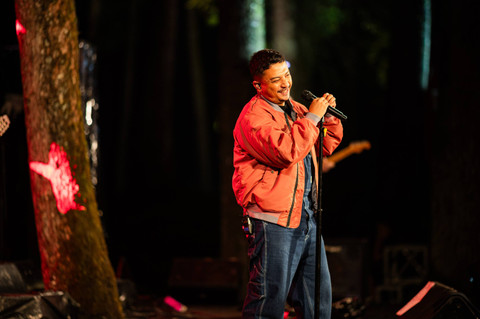 Solois Sal Priadi turut memeriahkan Jazz Gunung Slamet 2024 yang digelar di Bumi Perkemahan Palawi, Wana Wisata Baturaden, Banyumas, Jawa Tengah, pada Sabtu (11/5/2024). Foto: Vincentius Mario/kumparan
