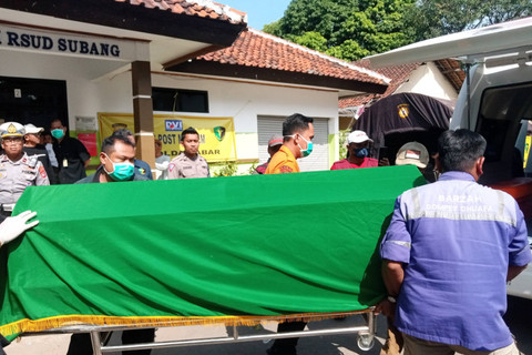 Proses pemulangan jenazah kecelakaan dari RSUD Subang, Minggu (12/5/2024). Foto: Dok. kumparan