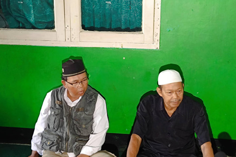 Pembina Yayasan Kesejahteraan Sosial (YKS) yang menaungi SMK Lingga Kencana, Muwardhi (peci putih), saat ditemui wartawan di SMK Lingga Kencana, Depok, Jawa Barat, Minggu (12/5/2024). Foto: Fadhil Pramudya/kumparan