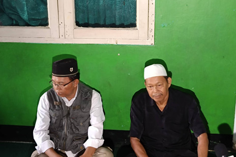 Pembina Yayasan Kesejahteraan Sosial (YKS) yang menaungi SMK Lingga Kencana, Muwardhi (peci putih), saat ditemui wartawan di SMK Lingga Kencana, Depok, Jawa Barat, Minggu (12/5/2024). Foto: Fadhil Pramudya/kumparan
