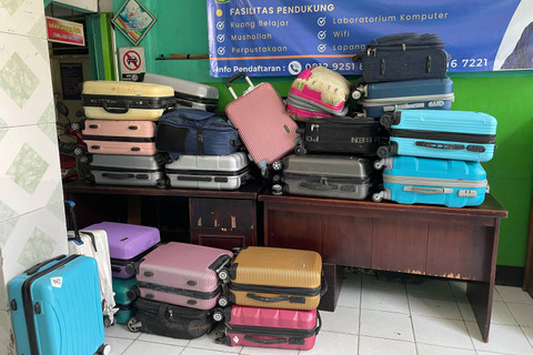Sejumlah barang bawaan para pelajar SMK Lingga Kencana yang terlibat kecelakaan bus di Subang, Jawa Barat. Foto: Fadhil Pramudya/kumparan