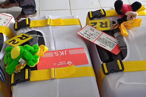 Koper-koper bawaan jemaah calon haji di Cianjur sengaja ditandai dengan benda-benda unik, seperti sandal jepit, lonceng, tali rafia dan  boneka agar tidak tertukar. Foto: Dok. Istimewa
