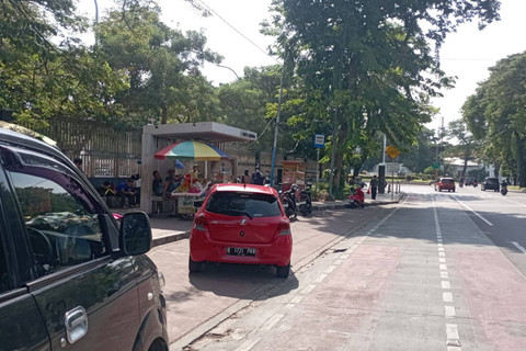 Suasana lokasi parkir mobil di luar kawasan Masjid Istiqlal, Jakarta Pusat, Minggu (12/5/2024). Foto: Fadlan Nuril Fahmi/kumparan