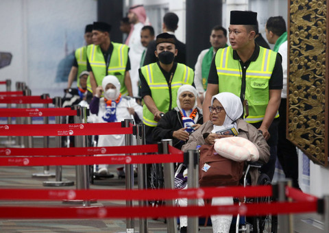 Petugas membantu jemaah calon haji berkebutuhan khusus untuk lapor diri di Makkah Route di Terminal 2F Bandara Soekarno Hatta, Tangerang, Banten, Minggu (12/5/2024). Foto: Muhammad Iqbal/ANTARA FOTO