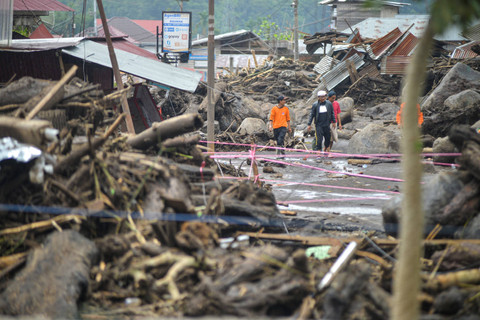 Petugas melakukan evakuasi warga pasca banjir bandang di Nagari Bukik Batabuah, Agam, Sumatera Barat, Minggu (12/5/2024). Foto: Iggoy el Fitra/ ANTARA FOTO