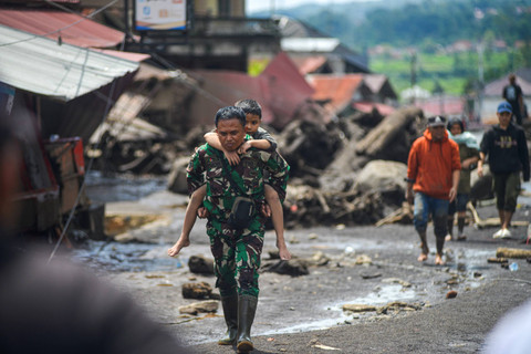 Prajurit TNI melakukan evakuasi korban usai banjir bandang di Nagari Bukik Batabuah, Agam, Sumatera Barat, Minggu (12/5/2024). Foto: Iggoy el Fitra/ ANTARA FOTO