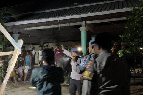 Situasi dan kondisi saat warga melakukan perusakan sebagian fasilitas Ponpes NQW di Desa Persiapan Pesisir Mas, Kecamatan Sekotong, Lombok Barat, NTB, pada Rabu (8/5/2024).  Foto: Dok Polres Lombok Barat