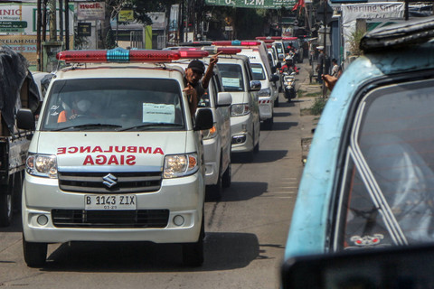 Sejumlah mobil ambulan yang membawa jenazah korban kecelakaan bus rombongan SMK Lingga Kencana Depok menuju ke rumah duka di Parung Bingung, Depok, Jawa Barat, Minggu (12/5/2024). Foto: Yulius Satria Wijaya/ANTARA FOTO
