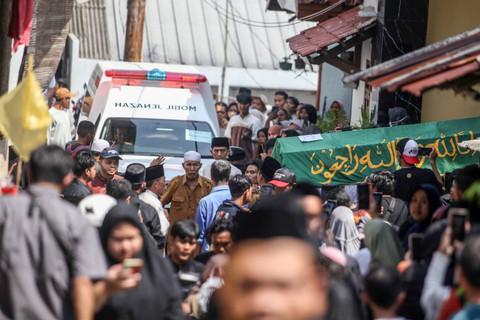 Jenazah korban kecelakaan bus yang melibatkan rombongan SMK Lingga Kencana Depok selesai dishalatkan di Parung Bingung, Depok, Jawa Barat, Minggu (12/5/2024). Foto: Yulius Satria Wijaya/ANTARA FOTO
