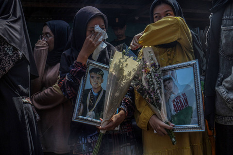 Keluarga dan kerabat membawa foto korban kecelakaan bus rombongan SMK Lingga Kencana Depok di rumah duka, Parung Bingung, Depok, Jawa Barat, Minggu (12/5/2024). Foto: Yulius Satria Wijaya/ANTARA FOTO