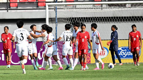 Timnas Wanita Indonesia U-17 saat melawan Timnas Wanita Korea Utara U-17 pada pertandingan Piala Asia Wanita U-17 di Stadion I Wayan Dipta, Bali, Minggu (12/5/2024). Foto: AFC