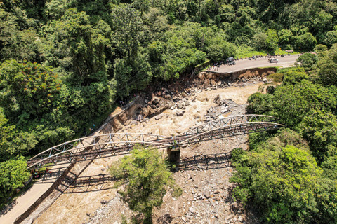 Foto udara kondisi jalan nasional yang putus di kawasan Silaiang, Tanah Datar, Sumatera Barat, Minggu (12/5/2024). Foto: Beni Wijaya/ANTARA FOTO