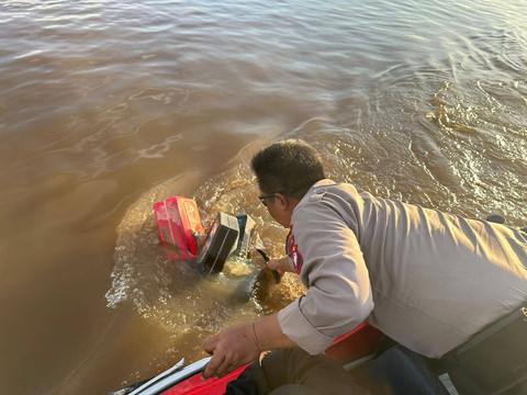 Polisi membersihkan tali jangkar di Sungai Kapuas, Minggu, 12 Mei 2024. Foto: Dok. Polres Sekadau