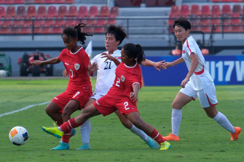 Pemain Timnas Wanita Indonesia Putri U-17 Rizka Dwi Juniar berebut bola dengan pemain Timnas Wanita Korea Utara U-17 Son Jo Ye pada pertandingan Grup A Piala Asia Putri U-17 2024 di Stadion Kapten I Wayan Dipta Gianyar, Bali, Minggu (12/5/2024). Foto: Nyoman Hendra Wibowo/ANTARA FOTO