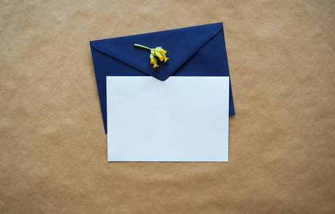 Ilustrasi Tuliskan Kalimat yang Menggambarkan Kesan Pertama Penulis Surat kepada Kakak Nakula.  Sumber Unsplash/Andrew Dunstan
