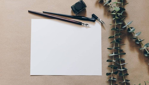 Ilustrasi Tuliskan Kalimat yang Menggambarkan Kesan Pertama Penulis Surat kepada Kakak Nakula. Sumber Unsplash/Kelly Sikkema
