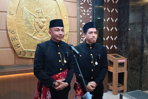 Bacagub DKI, Dharma Pongrekun dan Bacawagub DKI, Kun Wardana Abyoto menyambangi kantor KPU DKI Jakarta, Jakarta Pusat, Minggu (12/5/2024). Foto: Fadlan Nuril Fahmi/kumparan