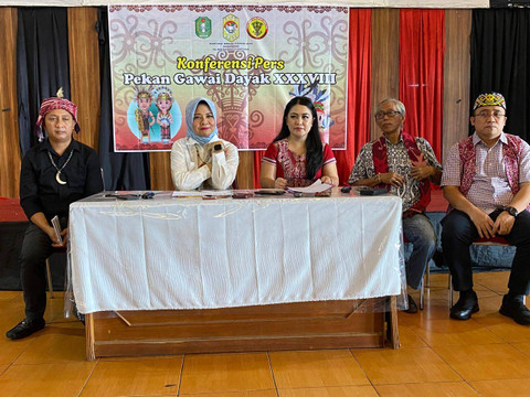 Kadisporapar Kalbar, Windy Prihastari bersama panitia  Pekan  Gawai Dayak ke XXXVIII gelar konferensi pers pada Minggu, 12 Mei 2024. Foto: Yulia Ramadhiyanti/Hi!Pontianak