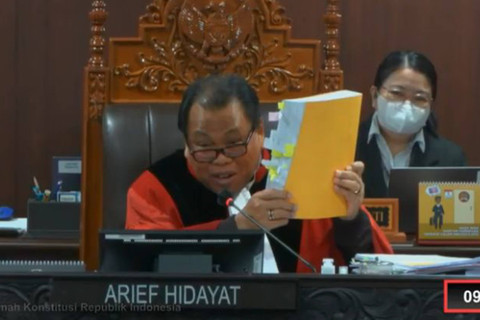 Hakim MK, Arief Hidayat mengangkat dokumen permohonan Partai Golkar di sidang sengketa Pileg 2024, Senin (13/5/2024).  Foto: Dok. MKRI
