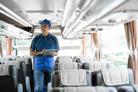 Ilustrasi petugas mengecek bus pariwisata Foto: Odua Images/Shutterstock