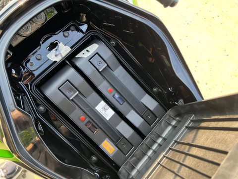 Tempat baterai motor listrik Kawasaki Ninja e-1 dan Z e-1. Foto: Sena Pratama/kumparan