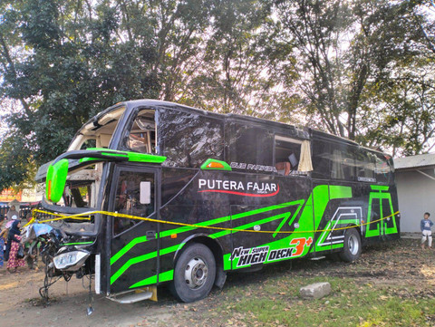 Wujud bus pariwisata Putera Fajar pasca kecelakaan di Subang, Jawa Barat.  Foto: Dok. Istimewa