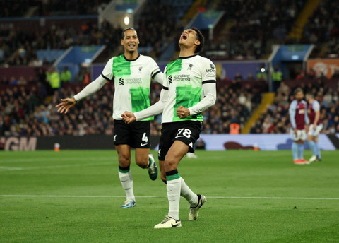 Jarell Quansah cetak gol saat laga Aston Villa vs Liverpool dalam pekan ke-37 Liga Inggris 2023/24 di Stadion Villa Park, Selasa (14/5) dini hari WIB. Virgil van Dijk ikut merayakan. Foto: Action Images via Reuters/Andrew Boyers