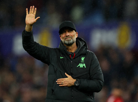 Juergen Klopp usai laga Aston Villa vs Liverpool dalam pekan ke-37 Liga Inggris 2023/24 di Stadion Villa Park, Selasa (14/5) dini hari WIB. Foto: Action Images via Reuters/Andrew Boyers