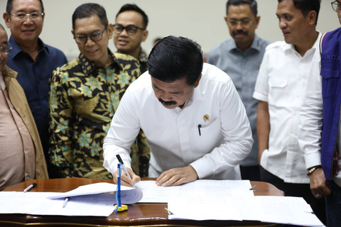 Menko Polhukam Hadi Tjahjanto membahas Revisi UU MK di DPR, Senin (13/5/2024). Foto: Dok. Kemenpolhukam