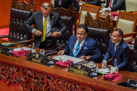 Wakil Ketua DPR Rachmad Gobel (tengah) bersama Sufmi Dasco Ahmad dan Lodewijk Freidrich Paulus bersiap memimpin rapat paripurna ke-16 pembukaan masa persidangan V tahun sidang 2023-2024 di kompleks Parlemen, Jakarta, Selasa (14/5/2024). Foto: Galih Pradipta/ANTARA FOTO