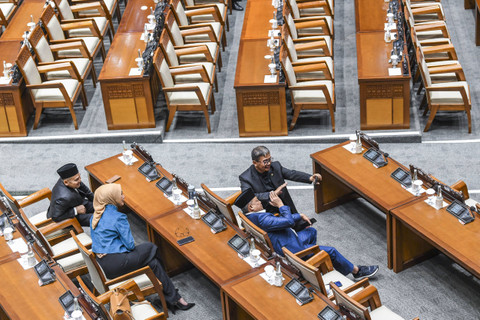 Anggota DPR mengikuti rapat paripurna ke-16 pembukaan masa persidangan V tahun sidang 2023-2024 di kompleks Parlemen, Jakarta, Selasa (14/5/2024). Foto: Galih Pradipta/ANTARA FOTO