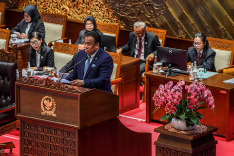 Wakil Ketua DPR Rachmad Gobel menyampaikan pidato dalam rapat paripurna ke-16 pembukaan masa persidangan V tahun sidang 2023-2024 di kompleks Parlemen, Jakarta, Selasa (14/5/2024). Foto: Galih Pradipta/ANTARA FOTO