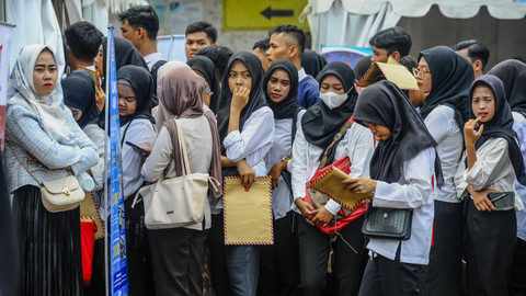 Sejumlah pencari kerja antre melamar kerja saat pameran bursa kerja di Pandeglang, Banten, Selasa (14/5/2024). Foto: ANTARA FOTO/Muhammad Bagus Khoirunas