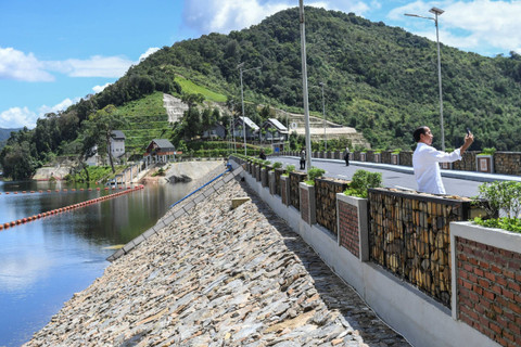 Presiden Jokowi berswafoto saat meninjau Bendungan Ameroro usai diresmikan di Konawe, Sulawesi Tenggara, Selasa (14/5/2024). Foto: Jojon/ANTARA FOTO 