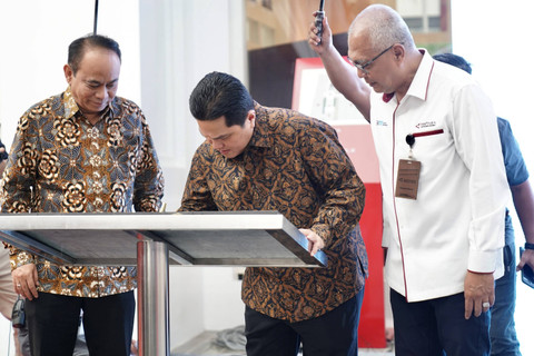 Menteri BUMN Erick Thohir bersama Menkominfo Budi Arie Setiadi meresmikan ANTARA Heritage Center di Jakarta, Selasa (14/5/2024). Foto: Antara