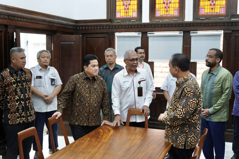Menteri BUMN Erick Thohir bersama Menkominfo Budi Arie Setiadi meresmikan ANTARA Heritage Center di Jakarta, Selasa (14/5/2024). Foto: Antara