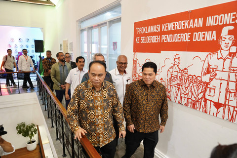 Menteri BUMN Erick Thohir bersama Menkominfo Budi Arie Setiadi meresmikan ANTARA Heritage Center di Jakarta, Selasa (14/5/2024). Foto: Antara