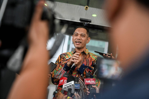 Wakil Ketua KPK Nurul Ghufron menjawab pertanyaan wartawan usai mengikuti sidang etik di Gedung Pusat Edukasi Antikorupsi KPK, Jakarta, Selasa (14/5/2024).  Foto: Rivan Awal Lingga/ANTARA FOTO