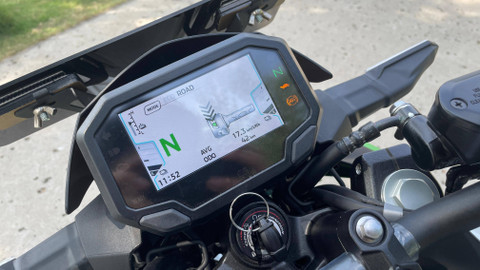 Mencoba perdana motor listrik Kawasaki Ninja e-1 dan Z e-1 di Jakarta. Foto: Sena Pratama/kumparan