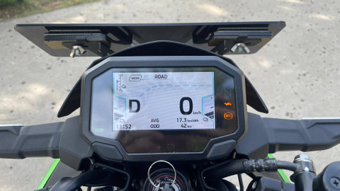 Mencoba perdana motor listrik Kawasaki Ninja e-1 dan Z e-1 di Jakarta.  Foto: Sena Pratama/kumparan