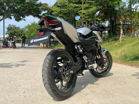 Mencoba perdana motor listrik Kawasaki Ninja e-1 dan Z e-1 di Jakarta.  Foto: Sena Pratama/kumparan