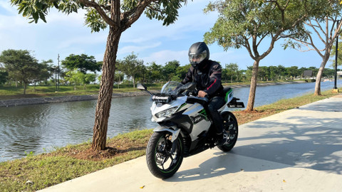Mencoba perdana motor listrik Kawasaki Ninja e-1 dan Z e-1 di Jakarta.  Foto: Sena Pratama/kumparan