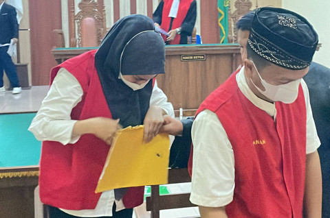 Selebgram asal Palembang Adelia saat menjalani persidangan kasus narkoba. | Foto: Almuhtarom ta/Lampung Geh 