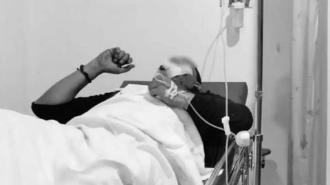 Korban penusukan di Sukabumi saat terbaring di rumah sakit. Foto: Dok. Istimewa