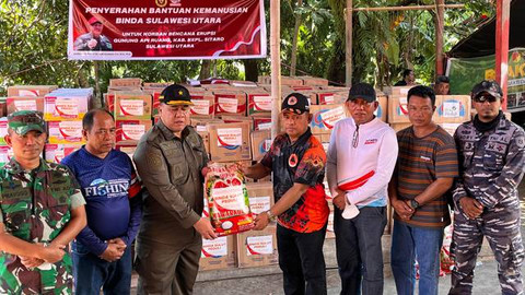 Penyerahan bantuan dari Badan Intelijen Nasional (BIN) Provinsi Sulawesi Utara untuk warga terdampak erupsi Gunung Ruang yang tinggal di posko pengungsian di Pulau Tagulandang, Kabupaten Sitaro.