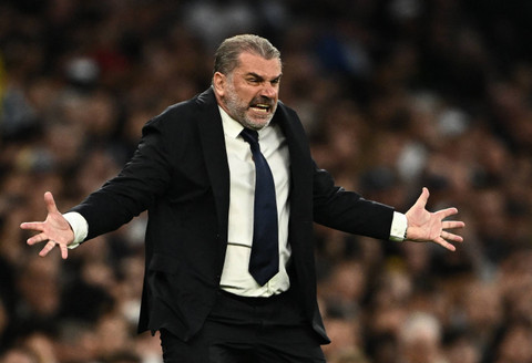 Ange Postecoglou saat Tottenham Hotspur vs Man City dalam laga tunda Liga Inggris 2023/24 di Tottenham Hotspur, London, pada Rabu (15/5) dini hari WIB. Foto: REUTERS/Dylan Martinez