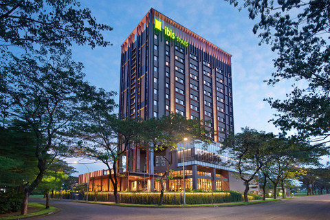 Fasad ibis Styles Serpong BSD City di malam hari. Foto: Dok.  ibis Styles Serpong 
