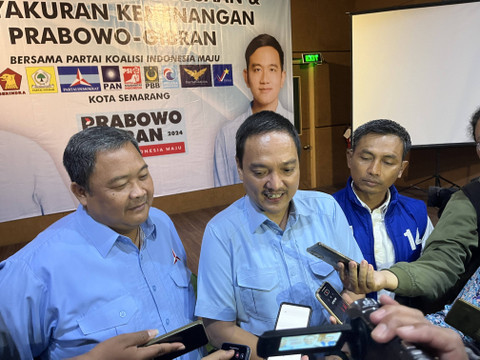 Bos klub sepakbola PSIS Semarang sekaligus Partai Demokrat A S Sukawijaya atau Yoyok Sukawi bakal mendaftar sebagai bakal calon Wali Kota Semarang. Foto: Intan Alliva/kumparan