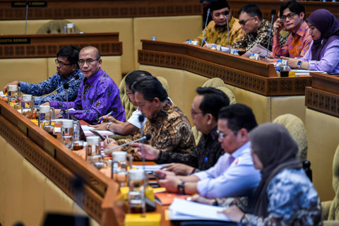 Ketua KPU Hasyim Asy'ari (kedua kiri) mengikuti rapat kerja bersama Komisi II DPR di kompleks Parlemen, Jakarta, Rabu (15/5/2024). Foto: Galih Pradipta/ANTARA FOTO