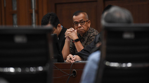 Terdakwa kasus dugaan korupsi pengadaan pesawat CRJ-1000 dan ATR 72-600 di Garuda Indonesia Emirsyah Satar mengikuti sidang lanjutan di Pengadilan Tipikor, Jakarta, Rabu (15/5/2024). Foto: ANTARA FOTO/Akbar Nugroho Gumay